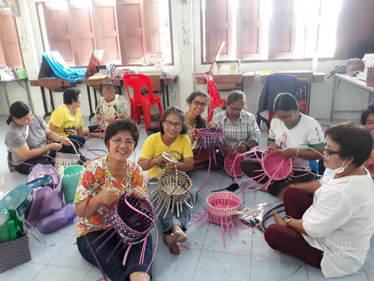 4. หลักสูตร การสานตะกร้าด้วยเส้นพลาสติก 